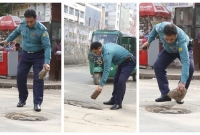 পথদুর্ঘ'টনা এড়াতে নিজের ডিউটির পাশাপাশি রাস্তার খানাখন্দ ঠিক করছেন পুলিশ কর্মকর্তা