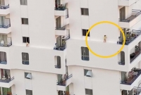 বহুতল ভবনের কার্নিশে বি'প'জ্জ'নক ভাবে হাঁটছে এক শিশু, ভিডিও ভা'ইরা'ল