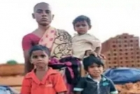 চুল বিক্রি করে সন্তানদের মুখে খাবার তুলে দিলেন অসহায় মা!