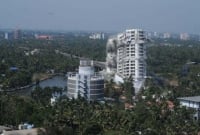 আচ'মকা বি'স্ফো'রণ, মুহূর্তেই ভেঙে পড়লো ২টি ১৮ তলা বিল্ডিং (ভিডিওসহ)