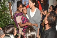 পথশিশুদের পরম আনন্দে কাছে টেনে নিলেন দীপিকা