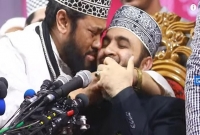 মাহফিলে আজহারীকে জ'ড়িয়ে ধ'রে কাঁদলেন তারেক মনোয়ার