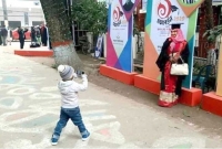 গ্র্যাজুয়েট মায়ের ছবি তুলছে ছেলে, দুই ঘণ্টার ব্যবধানে লাইক পড়ে ৭৫ হাজার!