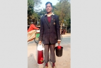 অসহায় অর্থ সম্পদহীন আ. লীগ নেতা আব্দুস সামাদ এখন চা বিক্রেতা!