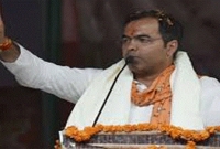 মসজিদ-গোরস্থান ভে'ঙে ফেলার হু'মকি দিল বিজেপির সাংসদ