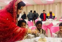 বিয়ের আসরে অসহায় পথশিশুদের নিজ হাতে খাওয়ালেন কনে!