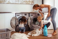 নিজের ছোট্ট সন্তানকে ওয়াশিংমেশিনে ঢোকালেন মা, অতঃপর কান্নার রোল!