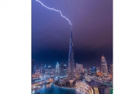 দুবাইয়ের বুর্জ খলিফার মাথায় পড়ল বাজ, ছবি ভাইরাল