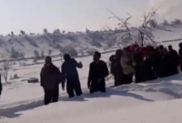 গ'র্ভব'তী মহিলাকে টা'না ৪ ঘণ্টা বরফের উপর দিয়ে হেঁ'টে হাসপাতালে পৌঁছে দিলেন ১০০ সেনা 