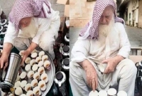 মসজিদের সামনে বসে ফ্রিতে নামাজিদের চা ও মিষ্টান্ন পরিবেশন করেন এ বৃদ্ধ