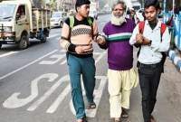 নামাজ পড়ার জন্য দৃ'ষ্টিহী'ন বৃদ্ধ মুসল্লিকে মসজিদে পৌঁছে দিল দুই হিন্দু ছাত্র!