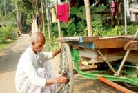 ১০ বছর কাউন্সিলর ছিলেন, এখন ভ্যান চালান!