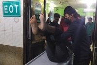 কারওয়ান বাজারে চল’ন্ত বাস থেকে মা’রধ’র করে ফেলে দেয়া হলো যাত্রীকে