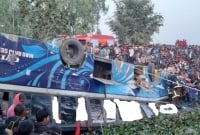 ভ'য়াব'হ দু'র্ঘটনায় পুকুরে যাত্রীবাহী হানিফ পরিবহন