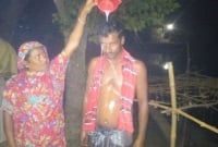 স্ত্রীকে তালাকের পর দুধ দিয়ে গোসল, গ্রামে খিচুড়ি উৎসব