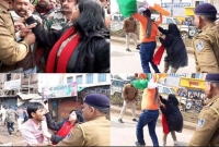 নাগরিকত্ব আইনের সমর্থনে রাস্তায় নামায় বিজেপি নেতাকে কষে থা'প্পড় নারী কর্মকর্তার!