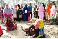 ক্লাস চলাকালীন বান্ধবীর কোলেই মৃ'ত্যুর কোলে ঢ'লে পড়ল স্কুলছাত্রী