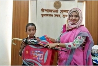প্রতি মাসে বেতনের টাকায় শিক্ষার্থীদের উপহার দেন ইউএনও!