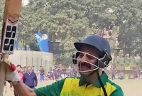  এক পর্যায়ে ক্রিকেট খেলতে নেমে পড়লেন মেয়র প্রার্থী আতিকুল ইসলাম!