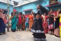 জো'র করে কোলে তুলে দেড়ঘণ্টা উদ্দাম নাচ, হিজড়াদের 'অ'ত্যাচা'রে' নবজাতকের মৃ'ত্যু!