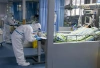  পরিস্থিতি ভ'য়াব'হ, চিকিৎসা সেবা দিতে গিয়ে এবার করো'নাভাই'রাসে আ'ক্রা'ন্ত হয়ে চিকিৎসকের মৃ'ত্যু