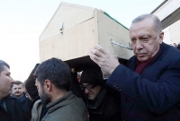 ভূমিকম্পে মৃ'তের ম'রদে'হ কাঁ'ধে নিয়ে যাচ্ছেন তুরস্কের প্রেসিডেন্ট এরদোগান