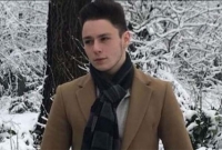 বাবার সম্পত্তির পরিমাণ ৯০০০ কোটি টাকা, ছেলে থাকেন ২ কামরার ঘরে!