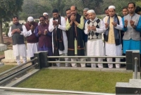 জুমার নামাজের পর আনিসুল হকের কবর জিয়ারত করলেন আতিকুল ইসলাম