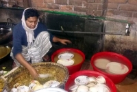 মাস্টার্স পাস করে হোটেল বয়, করেন প্লেট ধোয়ার কাজ!