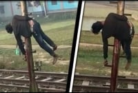 চল'ন্ত ট্রেনের দরজায় উঁ'কি দিয়ে খুঁ'টিতে ঝু'লে গেলেন যুবক!