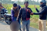 স্ত্রীর মাথা কে'টে হাতে নিয়ে প্রকাশ্য রাস্তায় হাঁটছেন স্বামী!