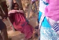 পায়ে দড়ি বেঁ'ধে প্রকাশ্য রাস্তায় হিঁ'চড়ে নিয়ে যাওয়া হল শিক্ষিকাকে!