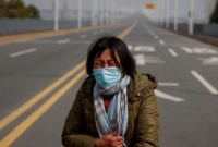 মেয়েকে বাঁ'চাতে উহানের রাস্তায় মায়ের অঝোরে কা'ন্না