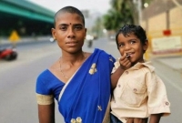 প্রিয় সন্তানদের মুখে খাবার তুলে দিতে মাথার চুল বিক্রি করলেন অসহায় মা!