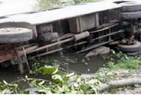 ৩৩ জন এসএসসি পরীক্ষার্থী নিয়ে বাস খাদে