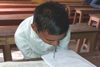 মুখ দিয়ে লিখে এবারের এসএসসি পরীক্ষা দিচ্ছে বাবা-মা হারানো এই শিক্ষার্থী!