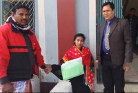 জন্ম থেকেই মেয়ের দুই পা নেই, আদরের মেয়েকে নিয়ে পরীক্ষার হলে বাবা