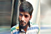 আদালতে বিচারককে জুতা ছু'ড়ে মা'রলেন আসামী!