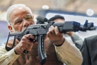 অ্যাস'ল্ট রা'ইফেল হাতে নিশা'না স্থির করলেন নরেন্দ্র মোদি!