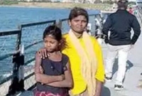 নদীতে ঝাঁ'পি'য়ে পড়ে ডু'ব'ন্ত শিশুসহ মহিলাকে বাঁ'চা'লেন পুলিশ কনস্টেবল