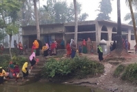 মসজিদ ধুয়ে পানি খাচ্ছে লক্ষ্মীপুরের শত শত নারী!