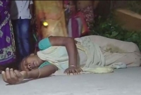 বৃদ্ধা মাকে মে'রে বাড়ি থেকে বের করে দিল ছেলে ও বউ!