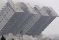 বি'কট শব্দে হুড়'মুড় করে ভেঙে পড়লো বহুতল ভবন, আ'টকে রয়েছে বহু মানুষ!