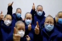 চুল ছাঁটছেন, ন্যাড়া হচ্ছেন চীনা নার্সরা!