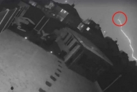 মাঝ আকাশে যাত্রী বোঝাই বিমানে ব'জ্রপাত; সেই ভয়'ঙ্কর দৃশ্যের ভিডিও ভাই'রাল!