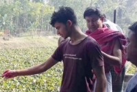 মায়ের মৃ'তদেহ বাড়িতে রেখেই গণিত পরীক্ষা দিলেন ছেলে!