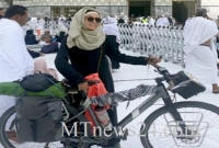 ওমরা পালন করতে ৫৩ দিন সাইকেল তিউনিশিয়া থেকে মক্কা নগরীতে এই নারী