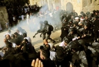 আল-আকসায় জুম্মার নামজরত মুসল্লিদের উপর ইসরাইলের হা’মলা