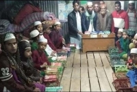 ভালোবাসা দিবসে ফুল নয়, শিশুদের হাতে পবিত্র কোরআন তুলে দিলেন পুলিশ সদস্য