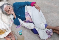 অসুস্থ মাকে অসহায় অবস্থায় হাসপাতাল চত্বরে রেখে উধাও সন্তানরা!